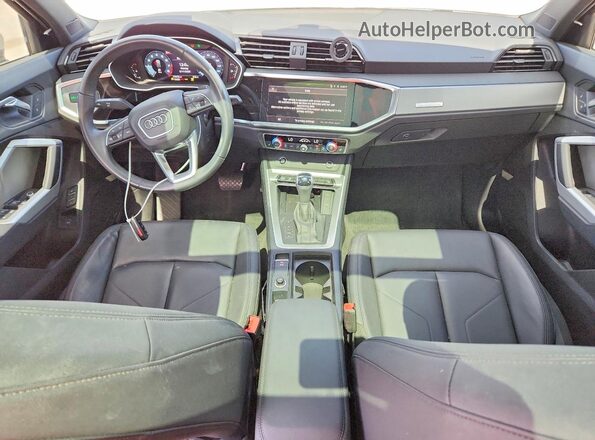 WA1DECF35R1117113 2024 AUDI Q3 White Vista del salpicadero