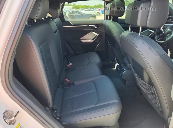 WA1DECF35R1117113 2024 AUDI Q3 White Vista interior trasera