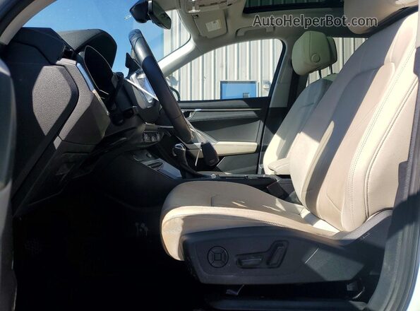 WA1DECF37P1135755 2023 AUDI Q3 White Вид салону спереду