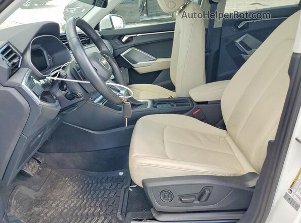 WA1DECF38N1094341 2022 AUDI Q3 White Widok wnętrza z przodu