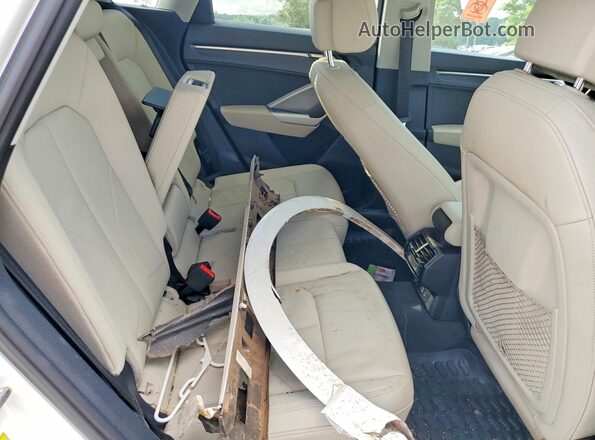 WA1DECF38N1094341 2022 AUDI Q3 White Widok wnętrza z tyłu
