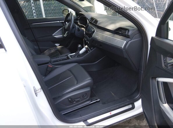 WA1DECF38R1052175 2024 AUDI Q3 White Вид салону спереду