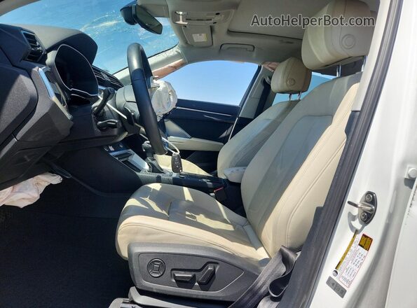 WA1DECF39M1137955 2021 AUDI Q3 White Widok wnętrza z przodu