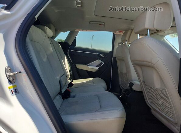 WA1DECF39M1137955 2021 AUDI Q3 White Widok wnętrza z tyłu
