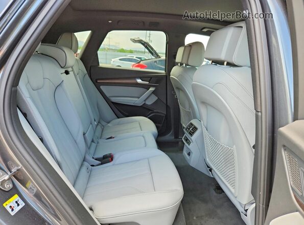 WA1E2AFY0R2140533 2024 AUDI Q5 Charcoal Widok wnętrza z tyłu