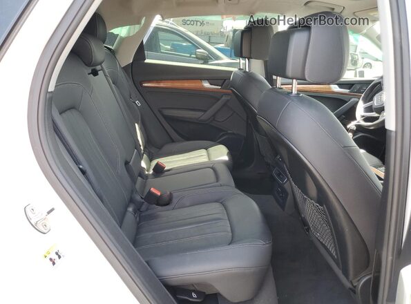WA1EAAFY6P2124014 2023 AUDI Q5 White Widok wnętrza z tyłu