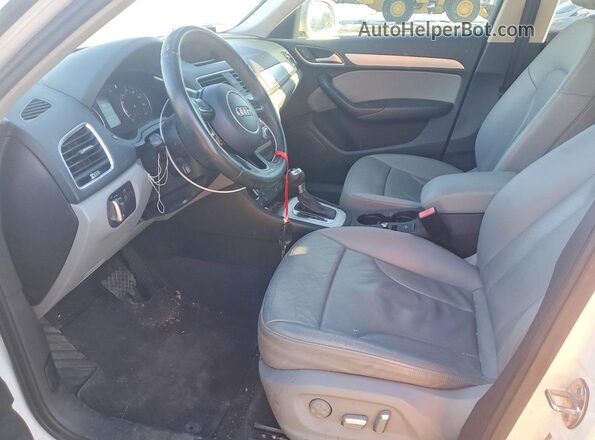 WA1ECCFSXHR015033 2017 AUDI Q3 White წინა სალონის ხედი