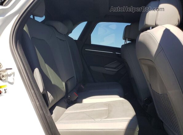 WA1EECF31K1074836 2019 AUDI Q3 White უკანა სავარძლების ხედი