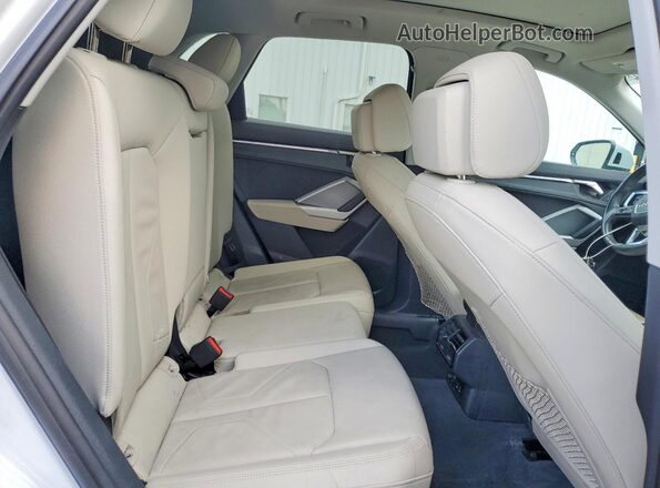 WA1EECF31P1102688 2023 AUDI Q3 White Widok wnętrza z tyłu