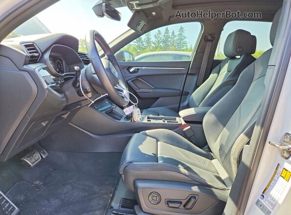 WA1EECF33P1041618 2023 AUDI Q3 White Вид салону спереду