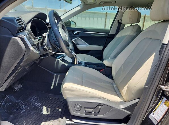 WA1EECF33P1140763 2023 AUDI Q3 Black Вид салону спереду