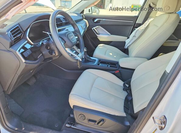 WA1EECF34S1082705 2025 AUDI Q3 White Вид салону спереду