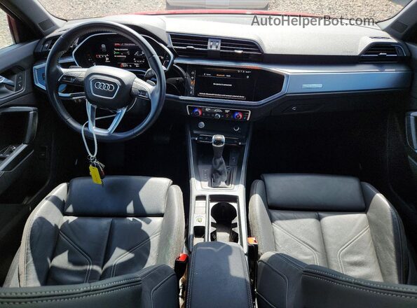 WA1EECF36L1038903 2020 AUDI Q3 Red Vista del salpicadero
