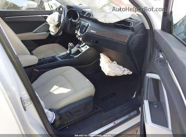 WA1EECF38L1119157 2020 AUDI Q3 White Front interior view