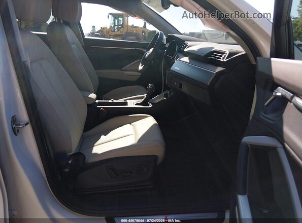 WA1EECF38R1037812 2024 AUDI Q3 White Widok wnętrza z przodu