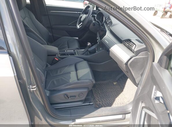 WA1EECF39N1052877 2022 AUDI Q3 Gray Front interior view