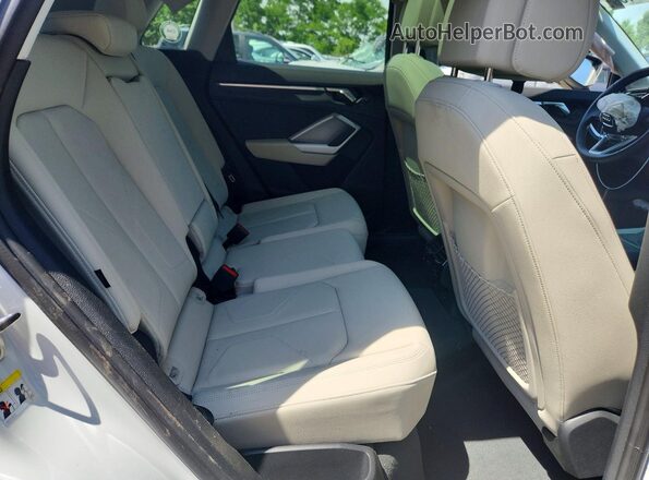 WA1EEDF38R1077961 2024 AUDI Q3 White Vista interior trasera