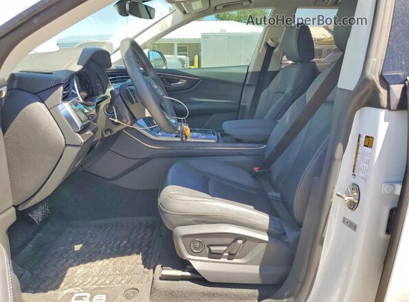 WA1EVBF10PD016733 2023 AUDI Q8 White Вид салону спереду