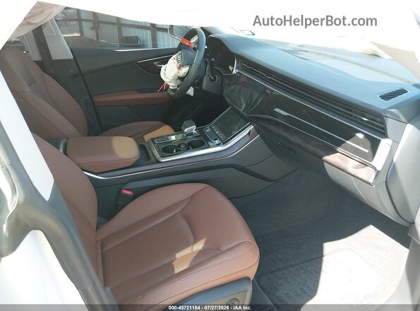WA1EVBF18ND034569 2022 AUDI Q8 White Front interior view