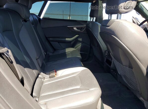 WA1FVAF17KD025677 2019 AUDI Q8 Gray Widok tylnych siedzeń