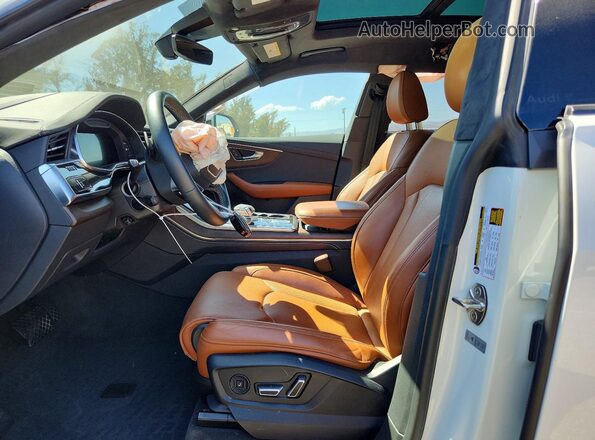 WA1FVBF14SD021592 2025 AUDI Q8 White Вид салону спереду