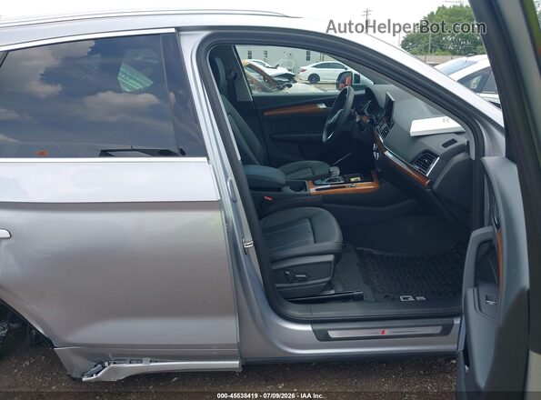 WA1GAAFY1P2072932 2023 AUDI Q5 Silver Вид салону спереду