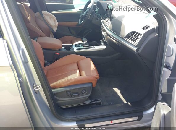 WA1GAAFY5S2024200 2025 AUDI Q5 Silver Front interior view