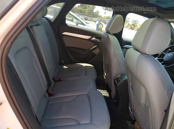 WA1HCCFS9HR005008 2017 AUDI Q3 White Vista interior trasera