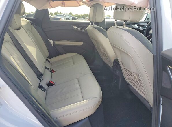 WA1J2BFZ2NP042288 2022 AUDI Q4 White Widok wnętrza z tyłu