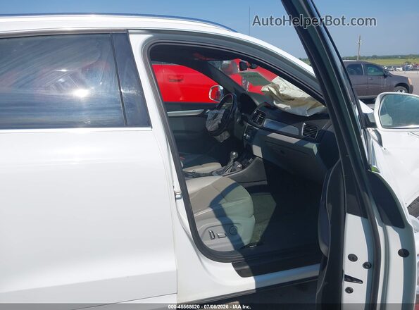 WA1JCCFS0HR001320 2017 AUDI Q3 White Front interior view