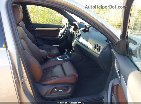 WA1JCCFS0HR011975 2017 AUDI Q3 Silver Front interior view