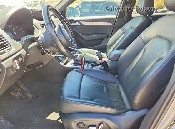 WA1JCCFS7JR032182 2018 AUDI Q3 Silver Вид салону спереду
