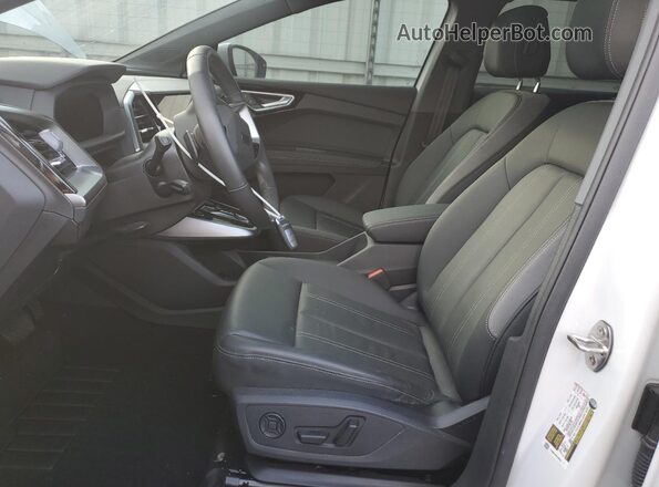WA1K2BFZ9RP026891 2024 AUDI Q4 White წინა სალონის ხედი
