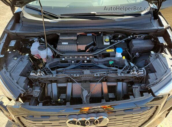 WA1KUBFZ2SP042382 2025 AUDI Q4 Black Vista del compartimento del motor
