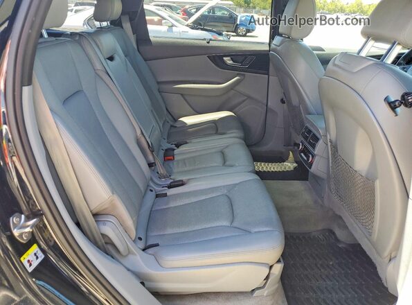 WA1LAAF73HD018320 2017 AUDI Q7 Blue Widok wnętrza z tyłu
