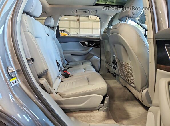 WA1LAAF73HD039247 2017 AUDI Q7 Silver Սալոնի հետևի տեսք