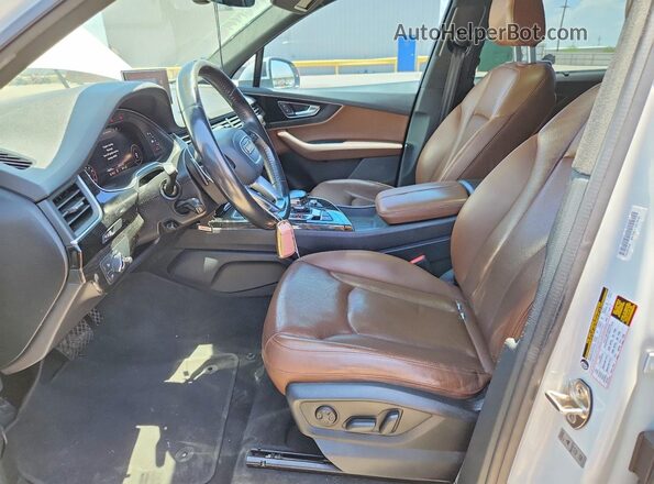 WA1LAAF73HD057683 2017 AUDI Q7 White Widok wnętrza z przodu