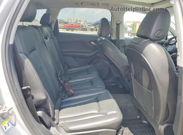 WA1LAAF74JD044995 2018 AUDI Q7 Silver Widok wnętrza z tyłu
