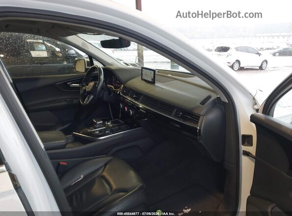 WA1LAAF77JD037877 2018 AUDI Q7 White Front interior view