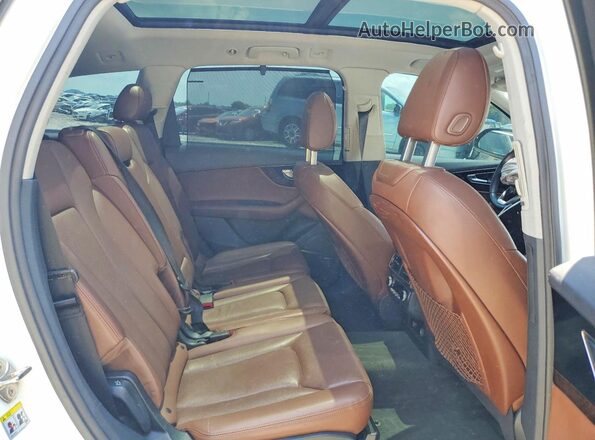 WA1LAAF77KD040036 2019 AUDI Q7 White Widok wnętrza z tyłu
