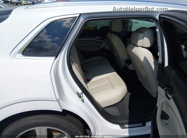 WA1LAAGE2KB011276 2019 AUDI E-TRON White VIN კოდის სტიკერის ხედი