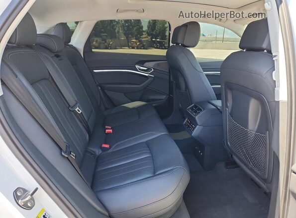 WA1LAAGE6KB005397 2019 AUDI E-TRON White Вид задніх сидінь