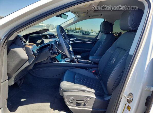 WA1LAAGE6KB005397 2019 AUDI E-TRON White Вид салону спереду