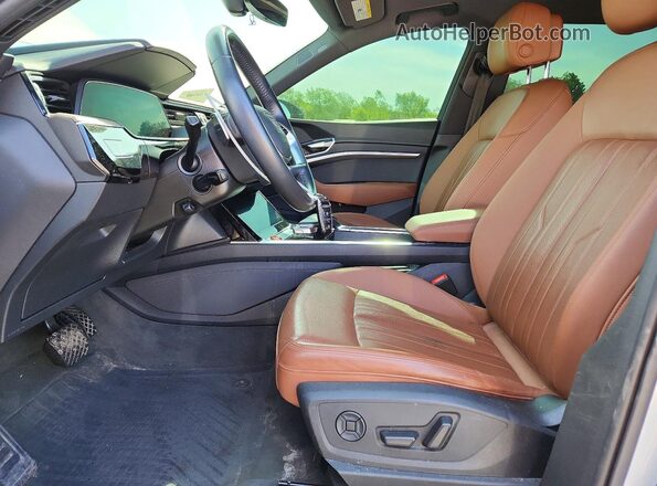WA1LAAGE6KB023723 2019 AUDI E-TRON White Вид салону спереду