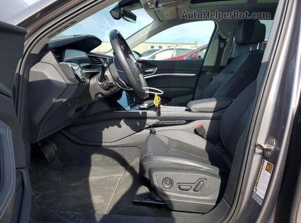 WA1LAAGE7NB013299 2022 AUDI E-TRON Silver Вид салону спереду