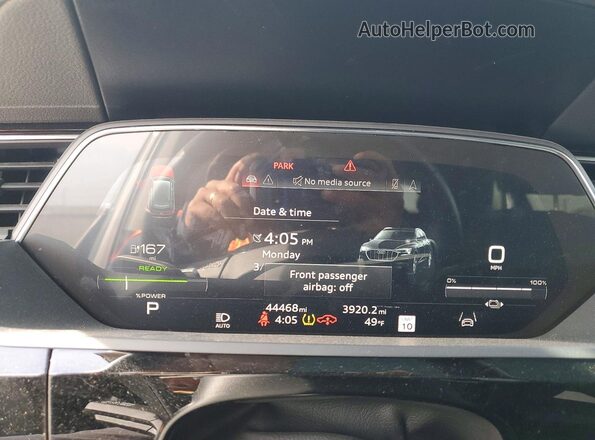 WA1LAAGE7NB013299 2022 AUDI E-TRON Silver Вид щитка приладів