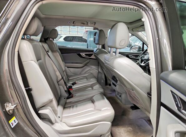 WA1LHAF70KD019833 2019 AUDI Q7 Gray Widok wnętrza z tyłu