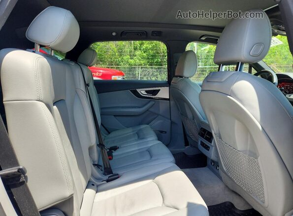 WA1LHAF76KD030030 2019 AUDI Q7 Gray Вид задньої частини салону