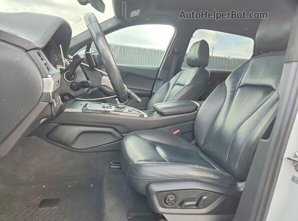 WA1LHAF77JD035283 2018 AUDI Q7 White Front interior view