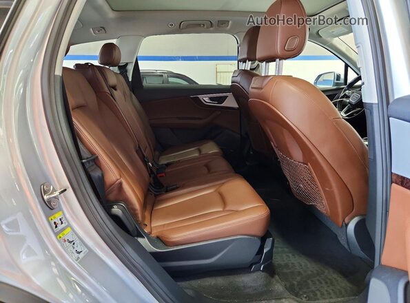 WA1LHAF77KD021627 2019 AUDI Q7 Silver Widok wnętrza z tyłu